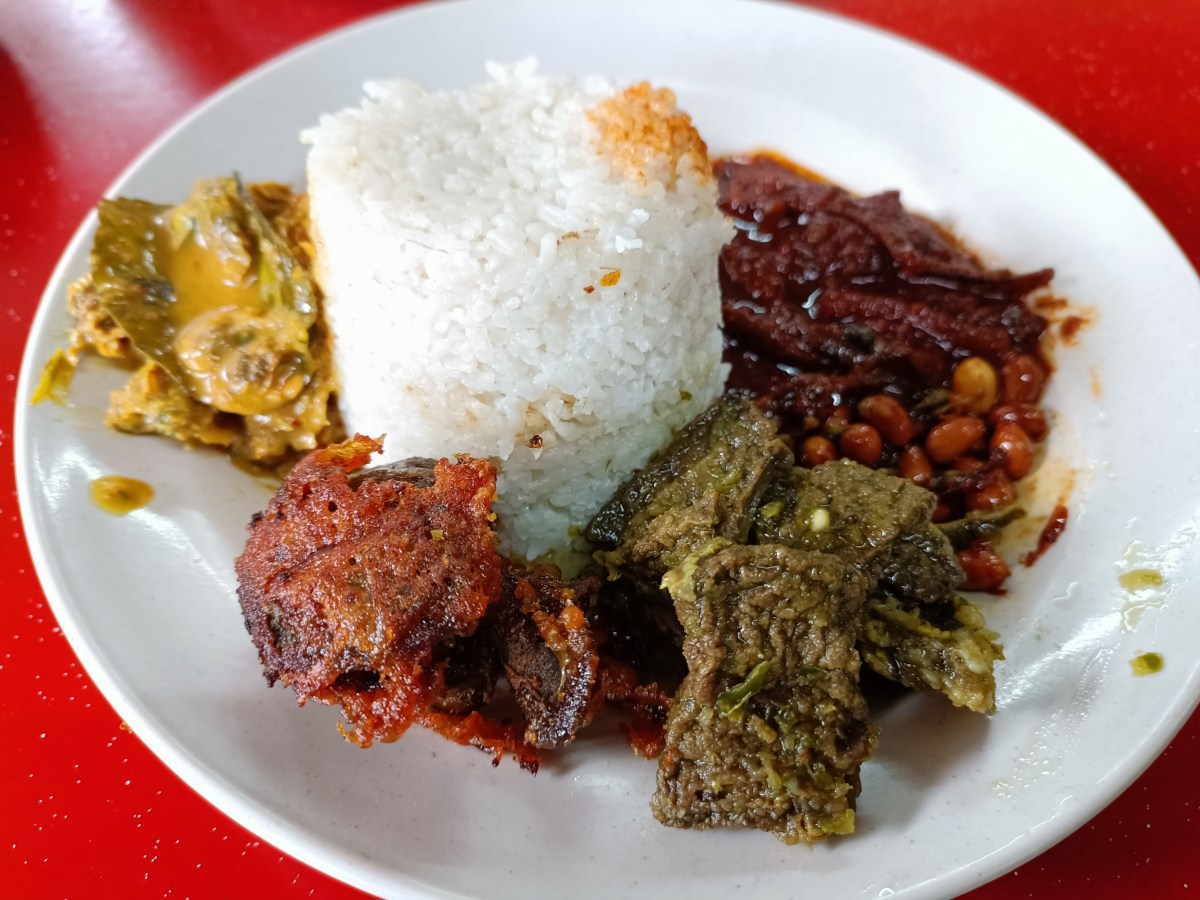 Nasi Lemak Depan Kubur – Sedap&nbsp;Berhantu!